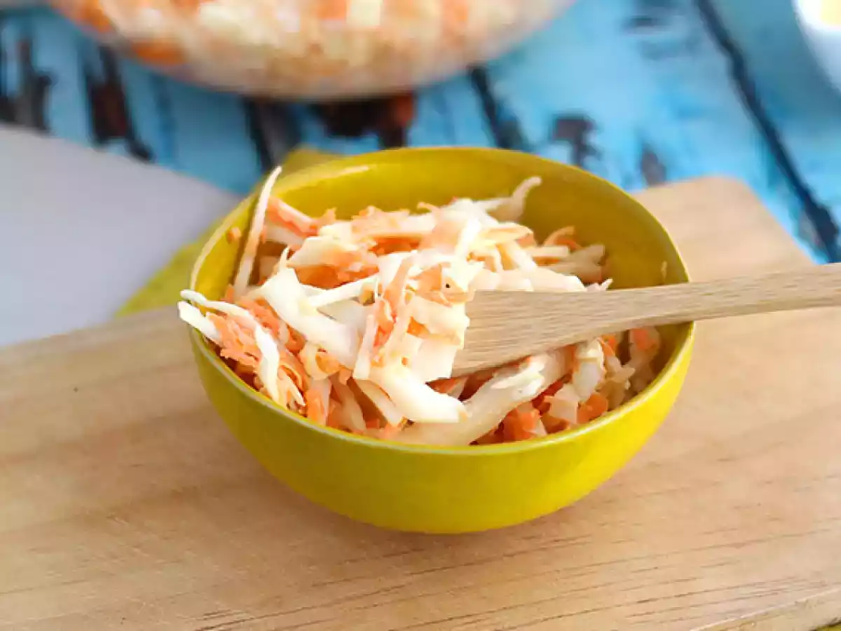 Amerikkalaistyylinen coleslaw (kaali- ja porkkanasalaatti) - kuva 4