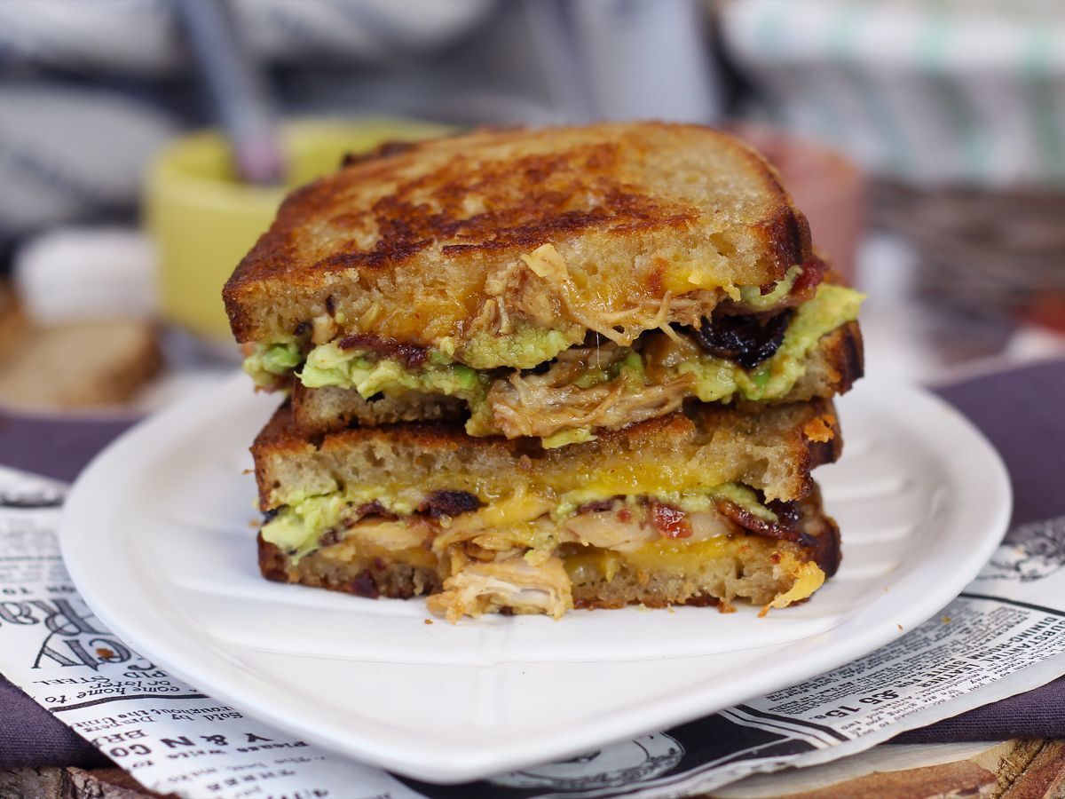 Amerikkalaistyylinen grilled cheese maxi sandwich: kana, avokado, pekoni - kuva 2