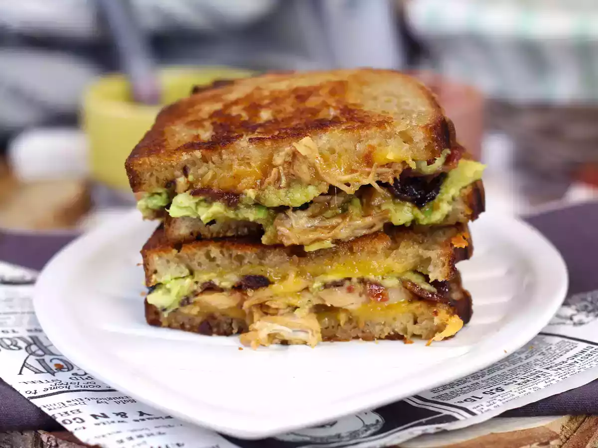 Amerikkalaistyylinen grilled cheese maxi sandwich: kana, avokado, pekoni - kuva 2