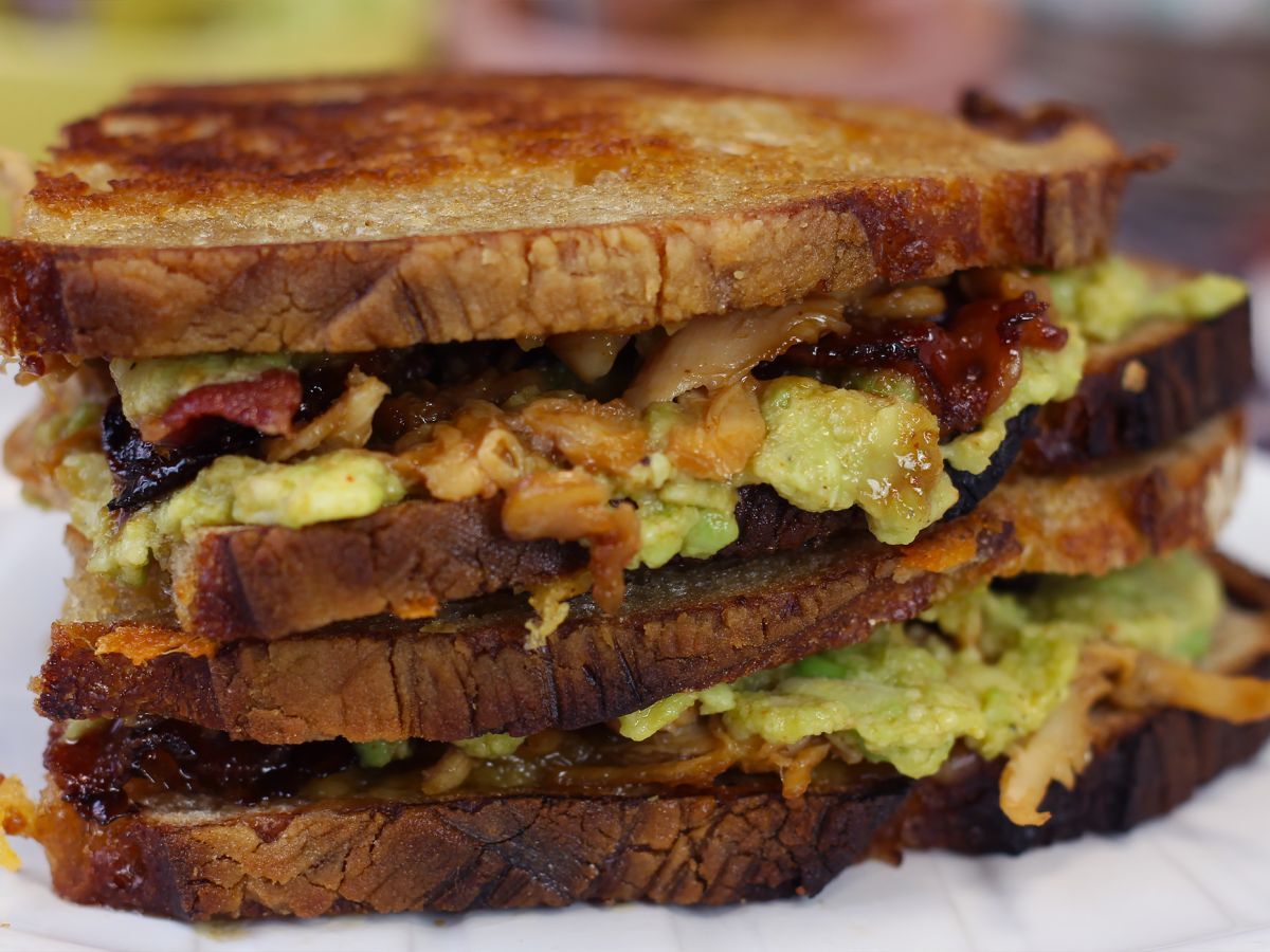 Amerikkalaistyylinen grilled cheese maxi sandwich: kana, avokado, pekoni - kuva 3