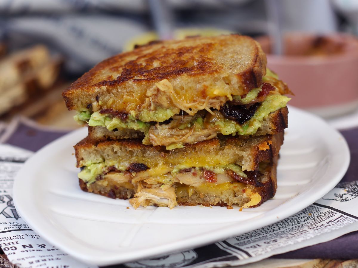 Amerikkalaistyylinen grilled cheese maxi sandwich: kana, avokado, pekoni - kuva 5
