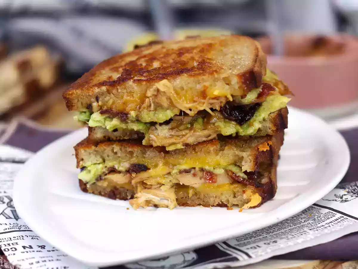 Amerikkalaistyylinen grilled cheese maxi sandwich: kana, avokado, pekoni - kuva 5