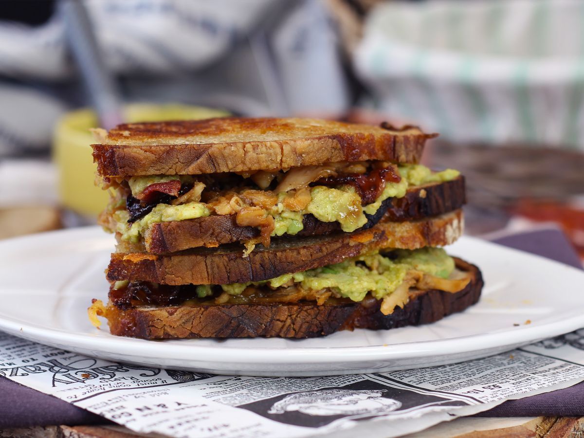 Amerikkalaistyylinen grilled cheese maxi sandwich: kana, avokado, pekoni - kuva 6