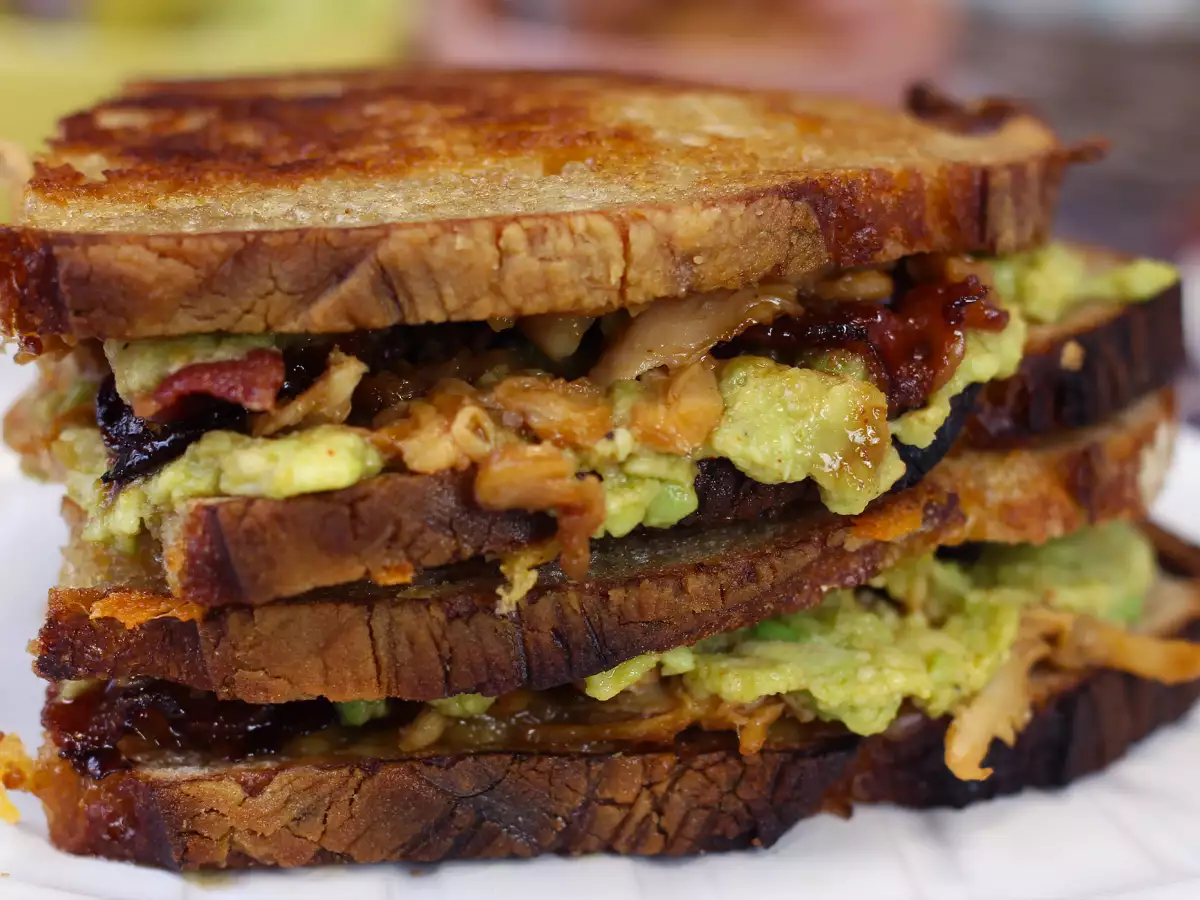 Amerikkalaistyylinen jättimäinen grilled cheese -voileipä kanalla, avokadolla ja pekonilla - kuva 3