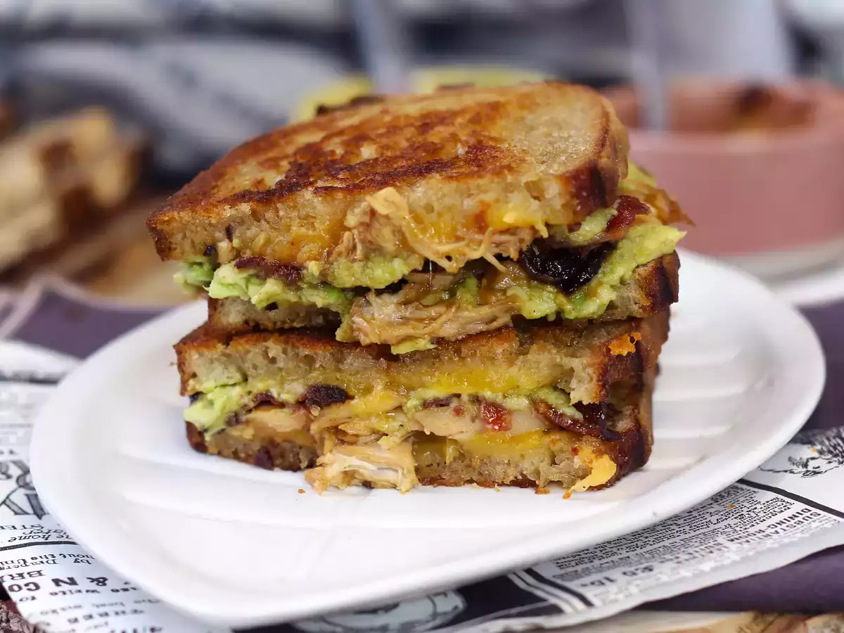 Amerikkalaistyylinen jättimäinen grilled cheese -voileipä kanalla, avokadolla ja pekonilla - kuva 5