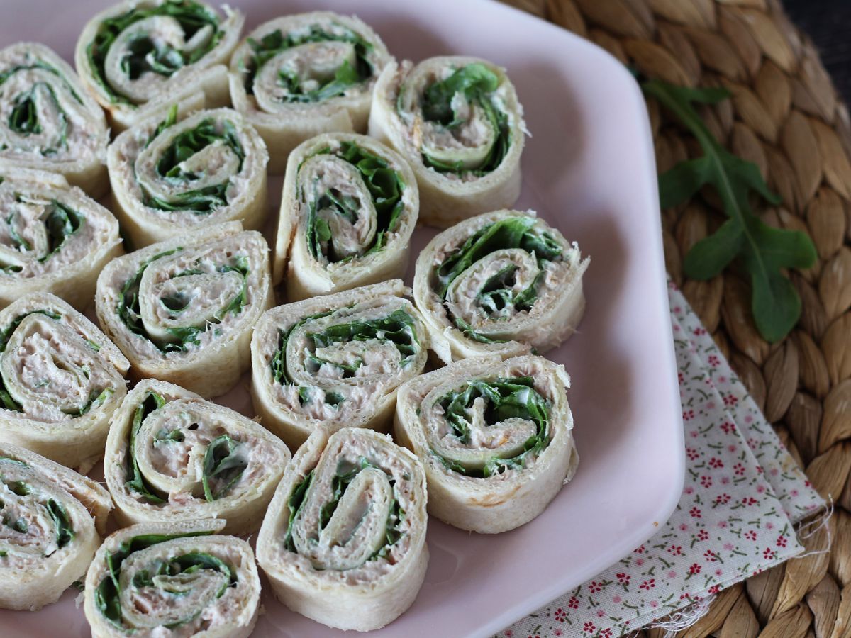 Aperitiivikääreet tortilloista, tonnikalasta ja tuorejuustosta.