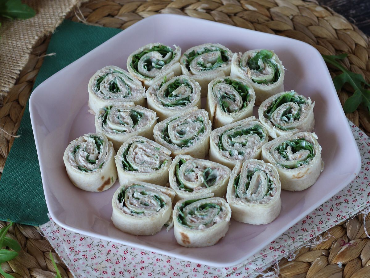 Aperitiivikääreet tortilloista, tonnikalasta ja tuorejuustosta. - kuva 2