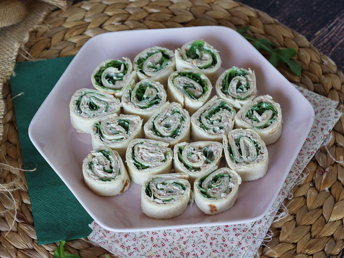 Aperitiivikääreet tortilloista, tonnikalasta ja tuorejuustosta. - kuva 3