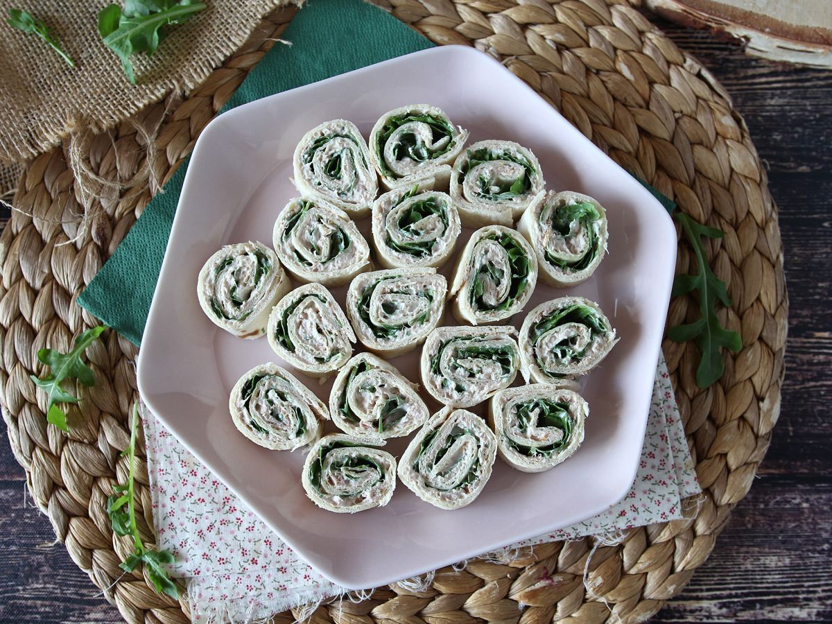 Aperitiivikääreet tortilloista, tonnikalasta ja tuorejuustosta. - kuva 4