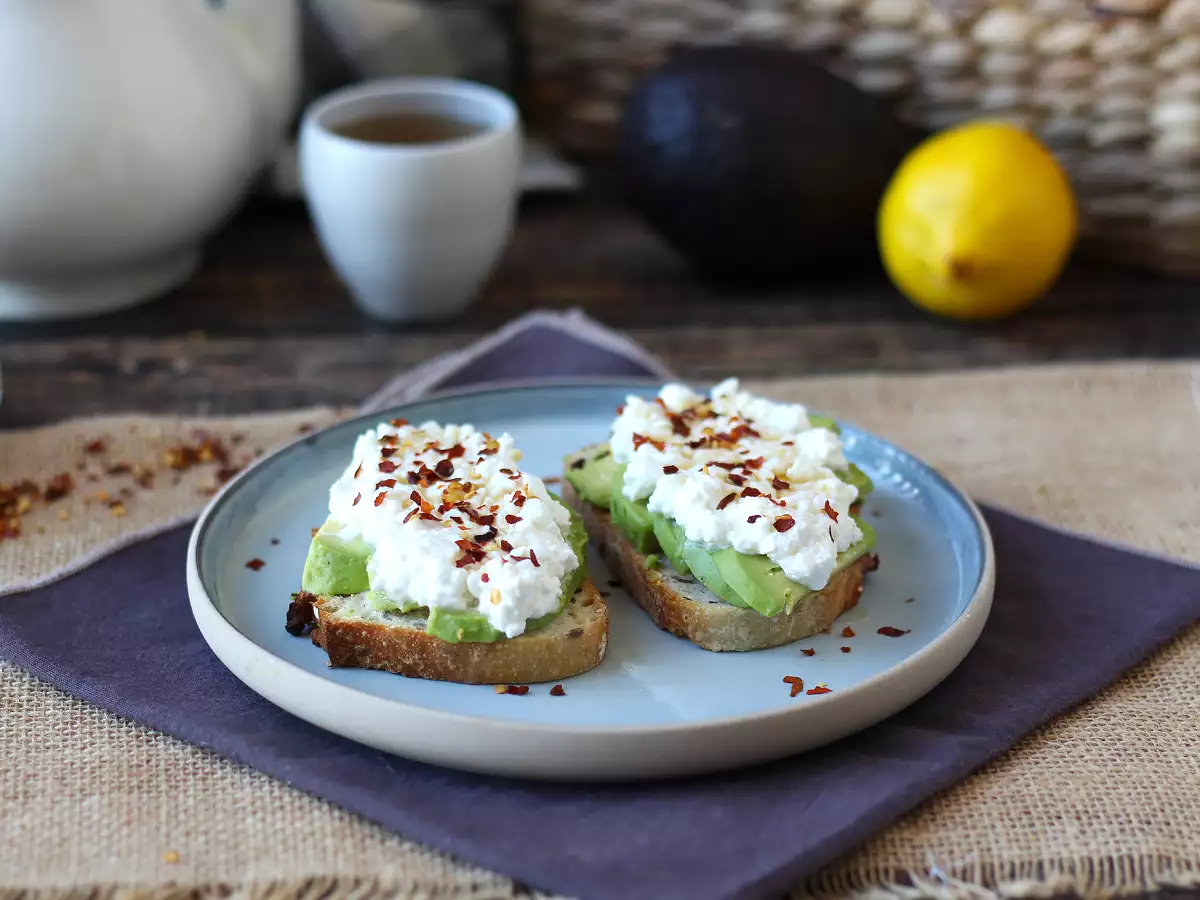 Avokado- ja raejuustoleipä mausteisella hunajalla - kuva 3