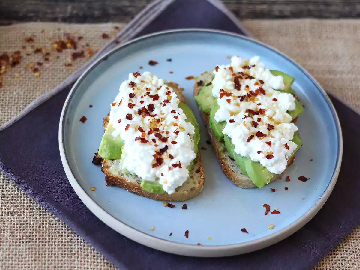Avokado- ja raejuustoleipä mausteisella hunajalla - kuva 4