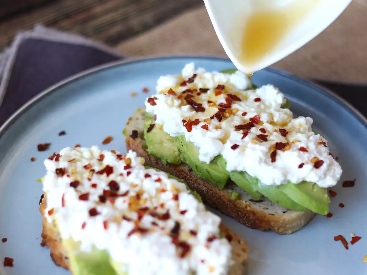 Avokado- ja raejuustoleipä mausteisella hunajalla - kuva 5