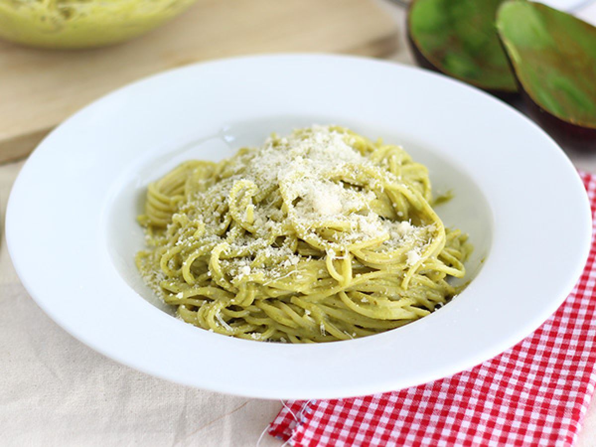 Avokadopasta carbonara