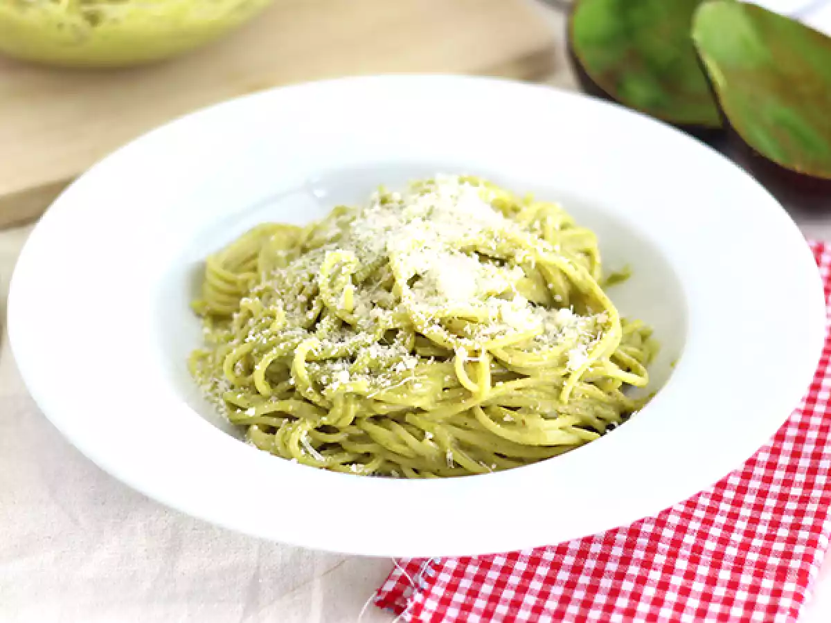 Avokadopasta carbonara
