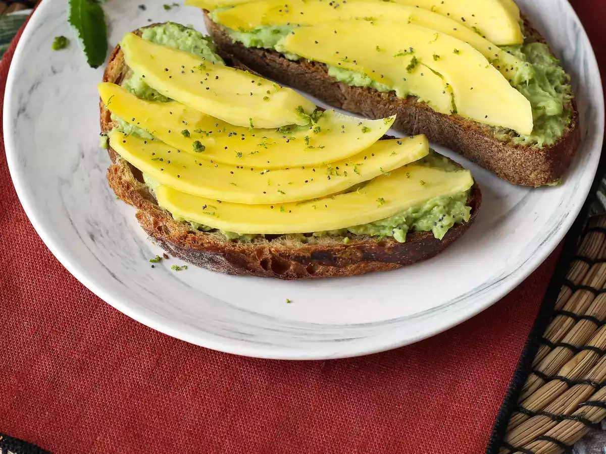 Avokadotoast mangolla ja limellä – raikas, nopea ja maukas resepti - kuva 7