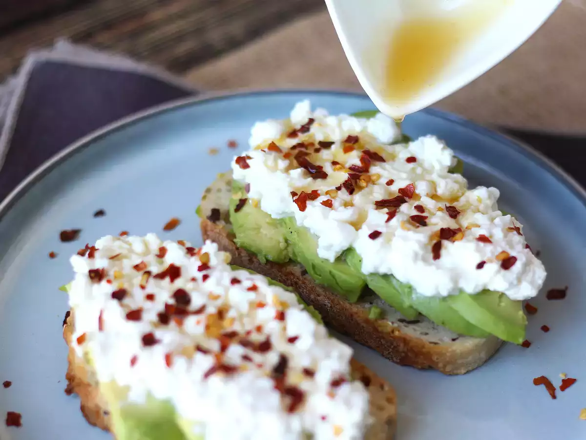 Avokadotoast raejuustolla ja mausteisella hunajalla - kuva 5