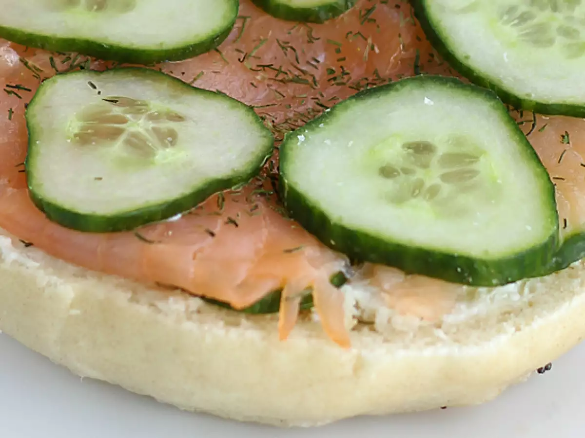 Bagel savulohella, kurkulla ja tuorejuustolla - kuva 4