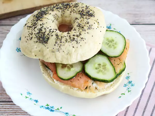 Resepti Bagel savulohella, kurkulla ja tuorejuustolla