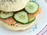 Bagel savulohella, kurkulla ja tuorejuustolla, kuva 1