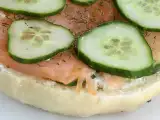 Bagel savulohella, kurkulla ja tuorejuustolla, kuva 3