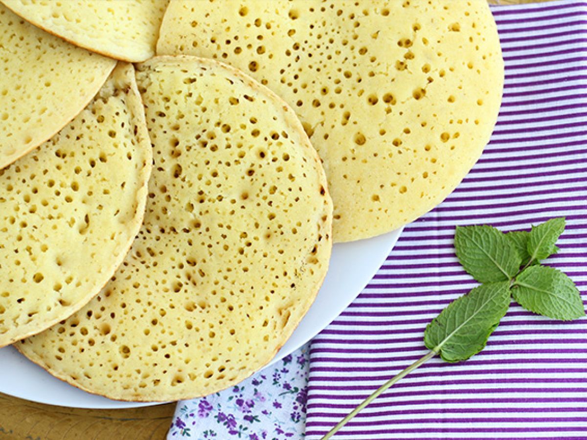 Baghrirs, marokkolaisia pannukakkuja, joissa on tuhat reikää.