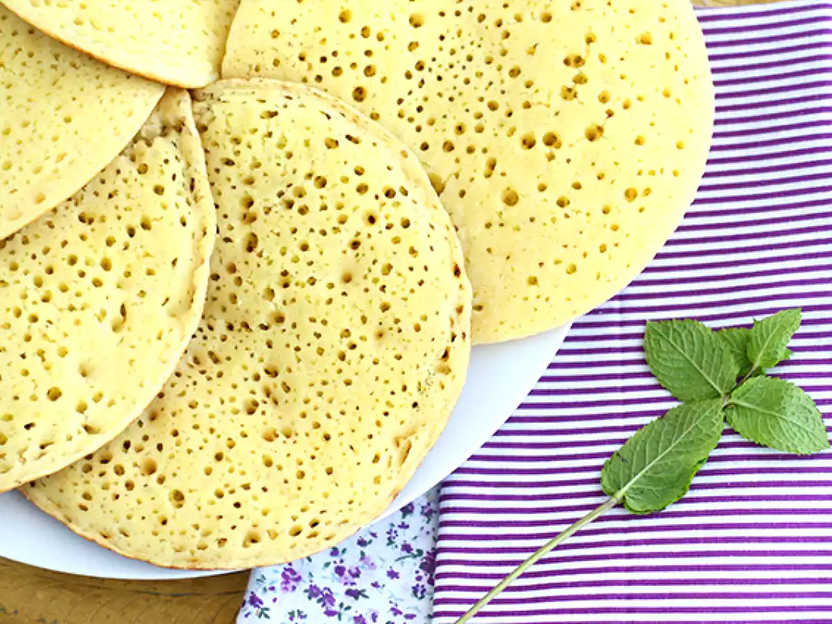 Baghrirs, marokkolaisia pannukakkuja, joissa on tuhat reikää.