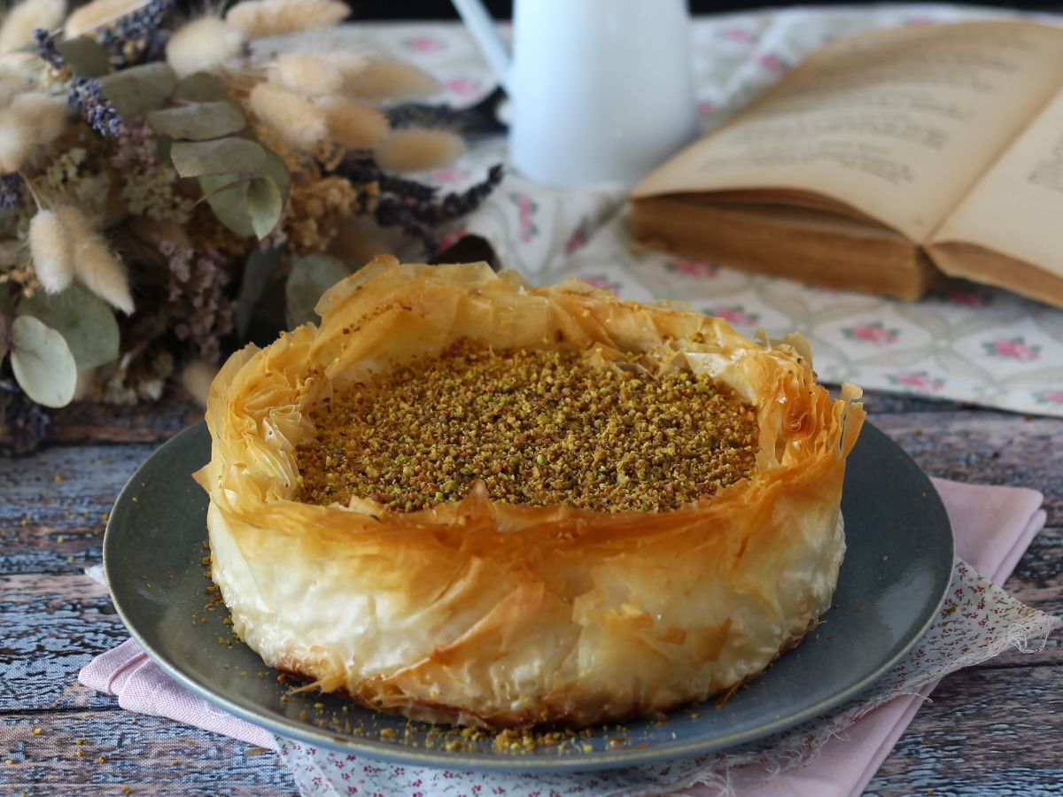 Baklava-tyylinen juustokakku pistaasipähkinöiden kanssa, rapea ja sulava