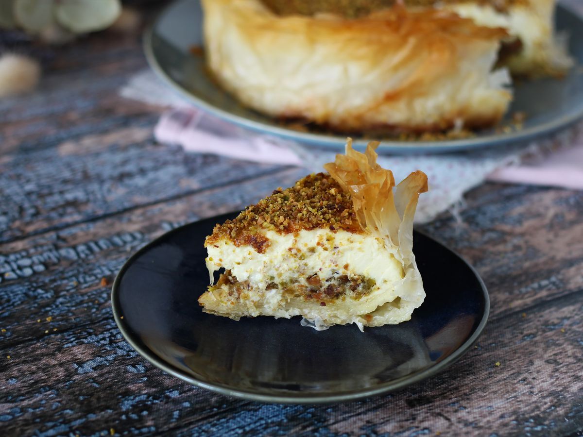 Baklava-tyylinen juustokakku pistaasipähkinöiden kanssa, rapea ja sulava - kuva 2