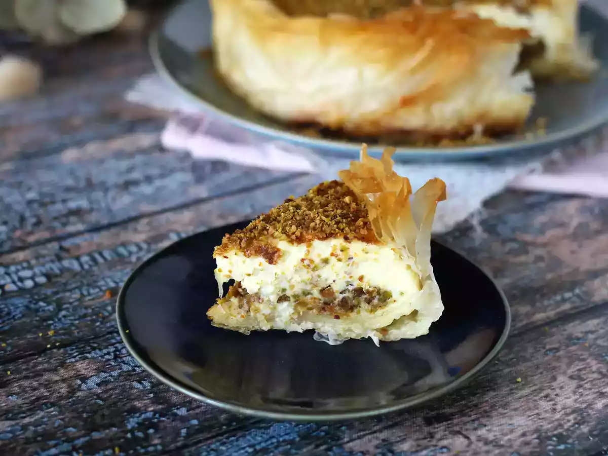 Baklava-tyylinen juustokakku pistaasipähkinöiden kanssa, rapea ja sulava - kuva 2