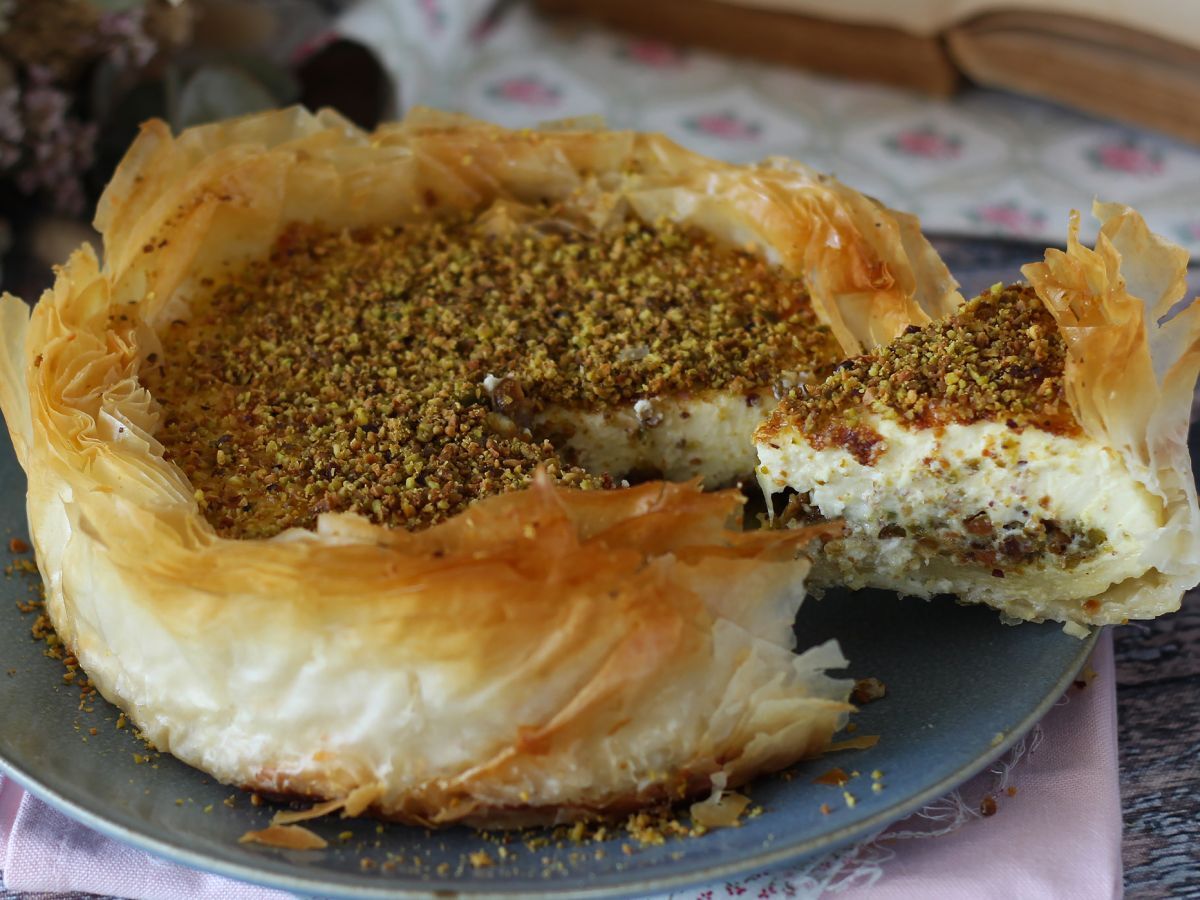 Baklava-tyylinen juustokakku pistaasipähkinöiden kanssa, rapea ja sulava - kuva 3