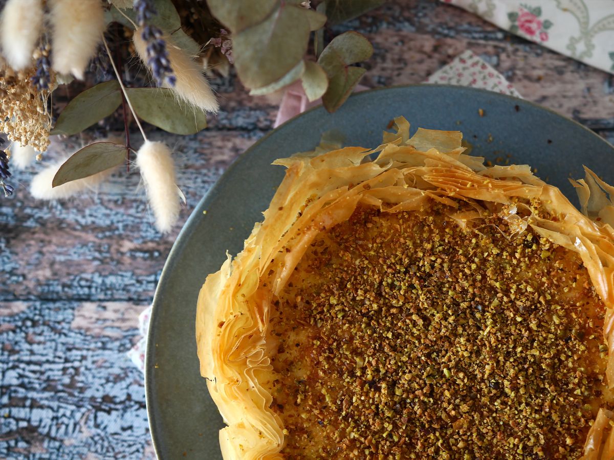 Baklava-tyylinen juustokakku pistaasipähkinöiden kanssa, rapea ja sulava - kuva 4
