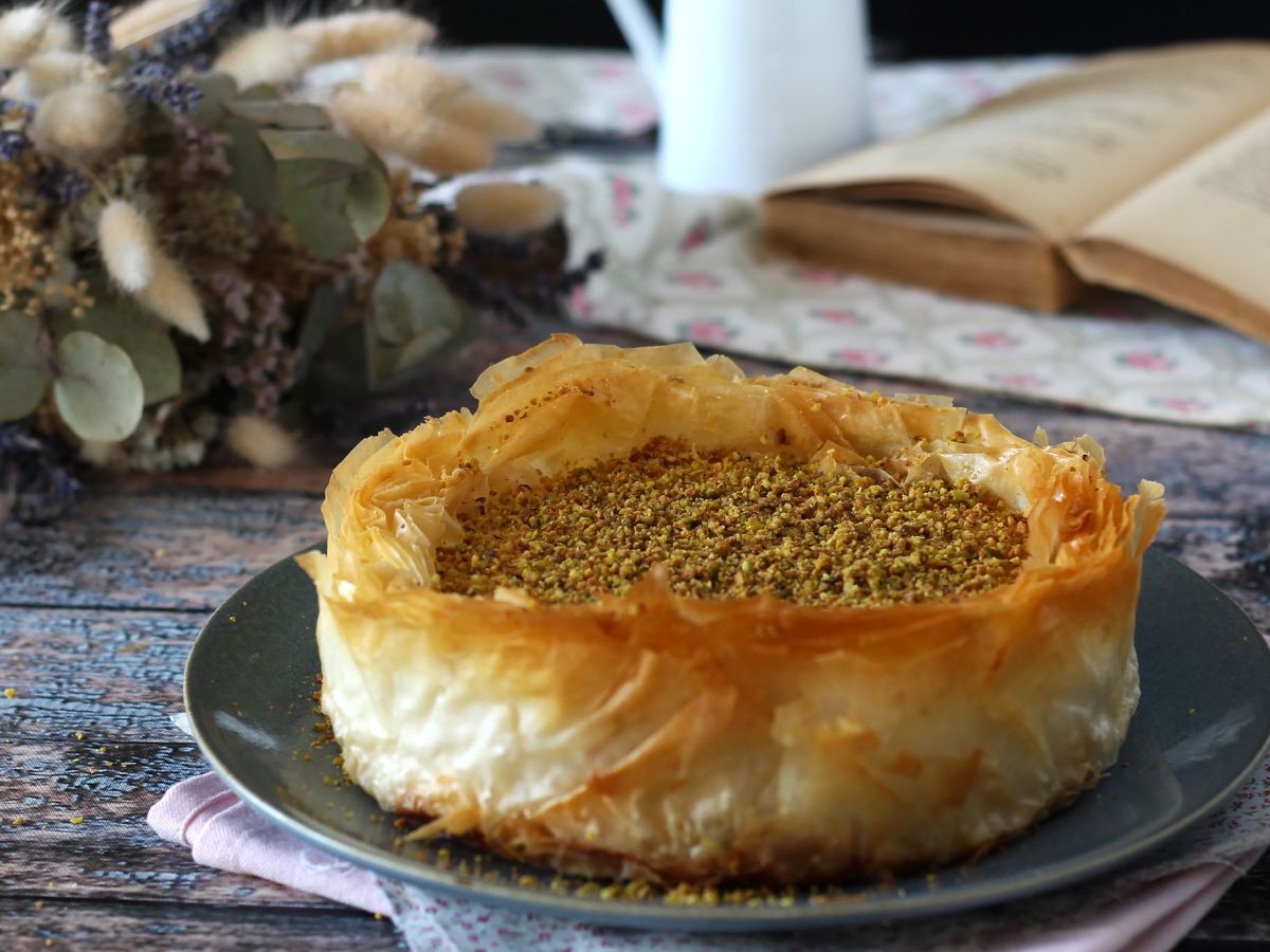 Baklava-tyylinen juustokakku pistaasipähkinöiden kanssa, rapea ja sulava - kuva 5
