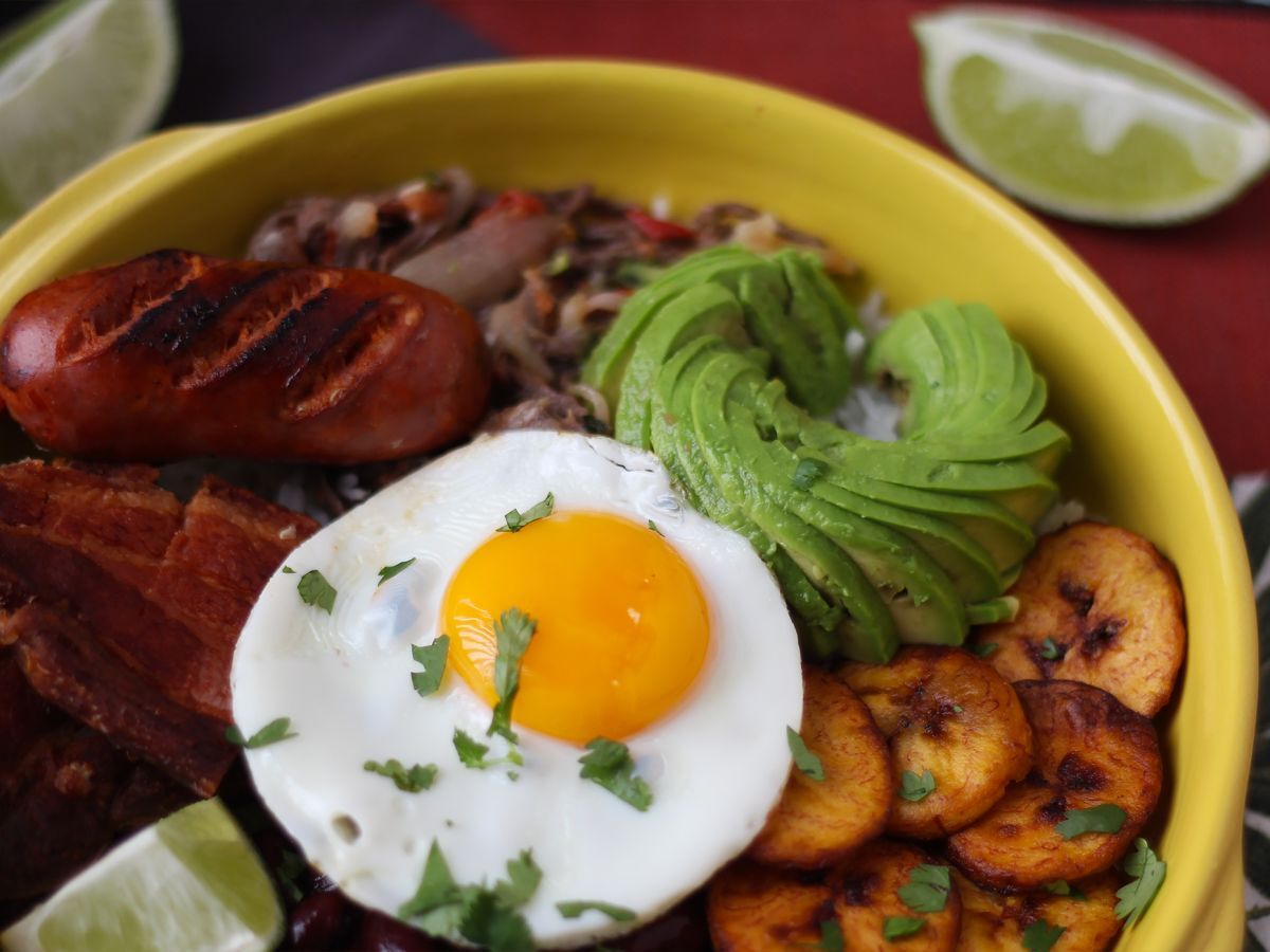 Bandeja Paisa, kolumbialainen ruokalaji täynnä makua ja perinteitä - kuva 2