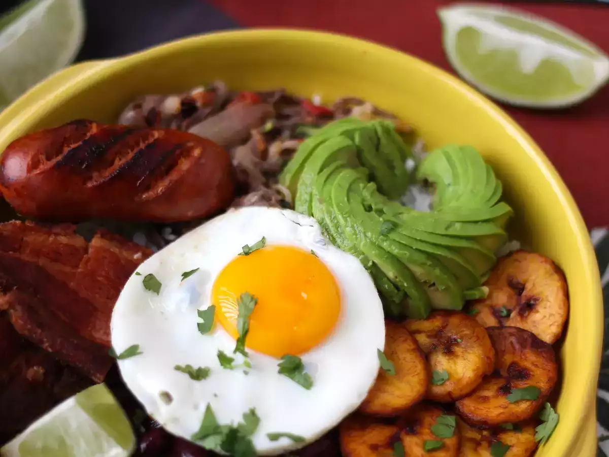 Bandeja Paisa, kolumbialainen ruokalaji täynnä makua ja perinteitä - kuva 2