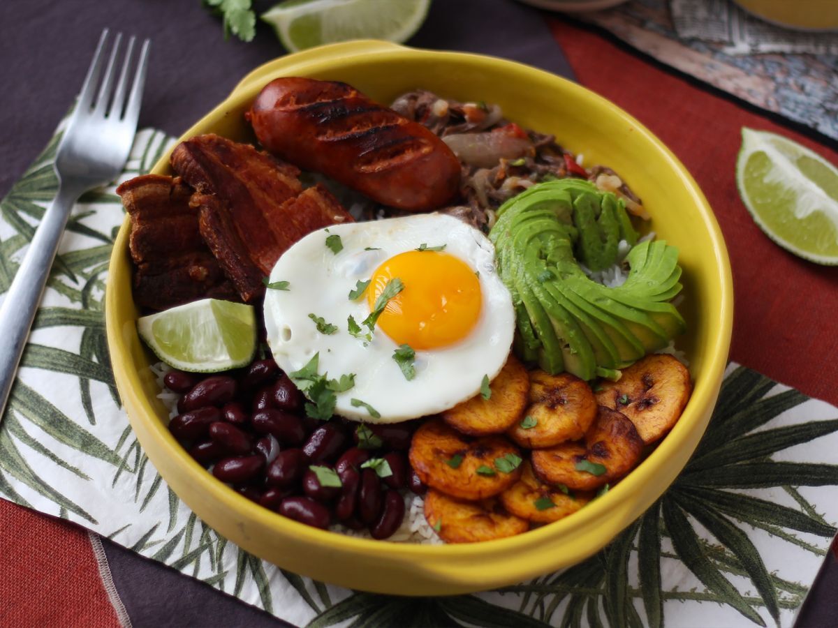 Bandeja Paisa, kolumbialainen ruokalaji täynnä makua ja perinteitä - kuva 3