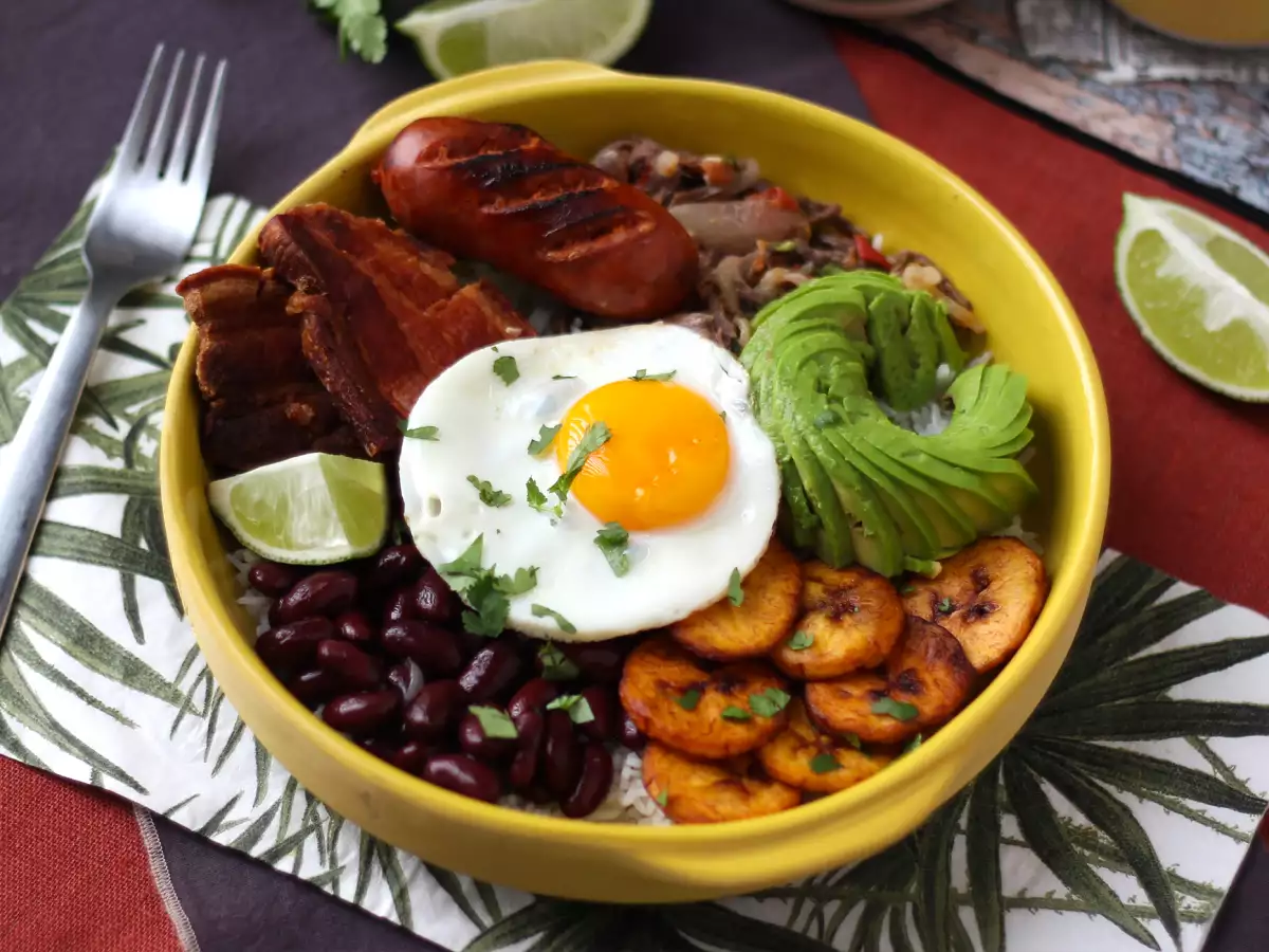 Bandeja Paisa, kolumbialainen ruokalaji täynnä makua ja perinteitä - kuva 3