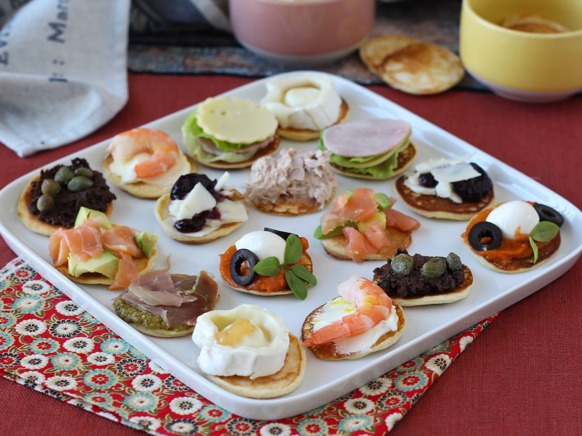 Blini-tarjotin täytteineen, täydellinen monipuolinen aperitiivi juhlakaudelle.