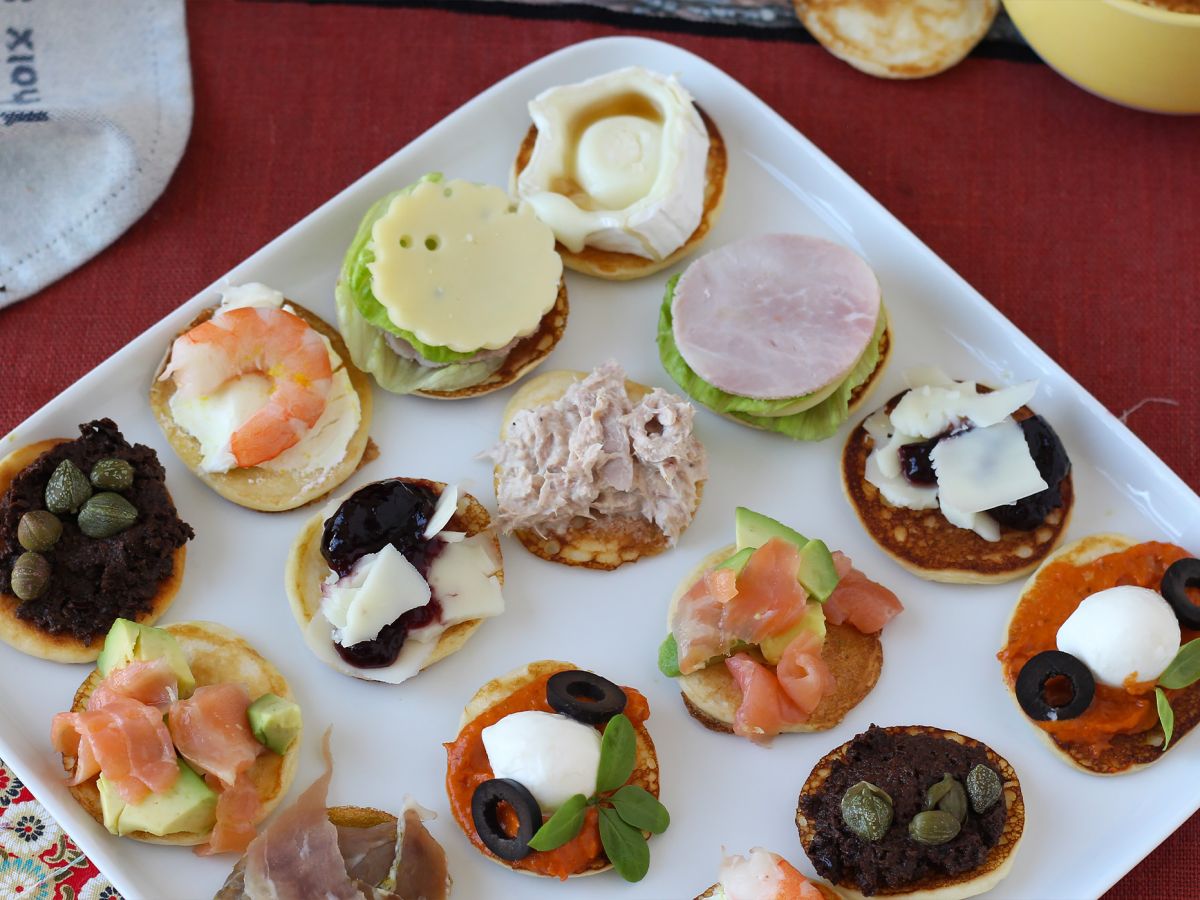 Blini-tarjotin täytteineen, täydellinen monipuolinen aperitiivi juhlakaudelle. - kuva 2