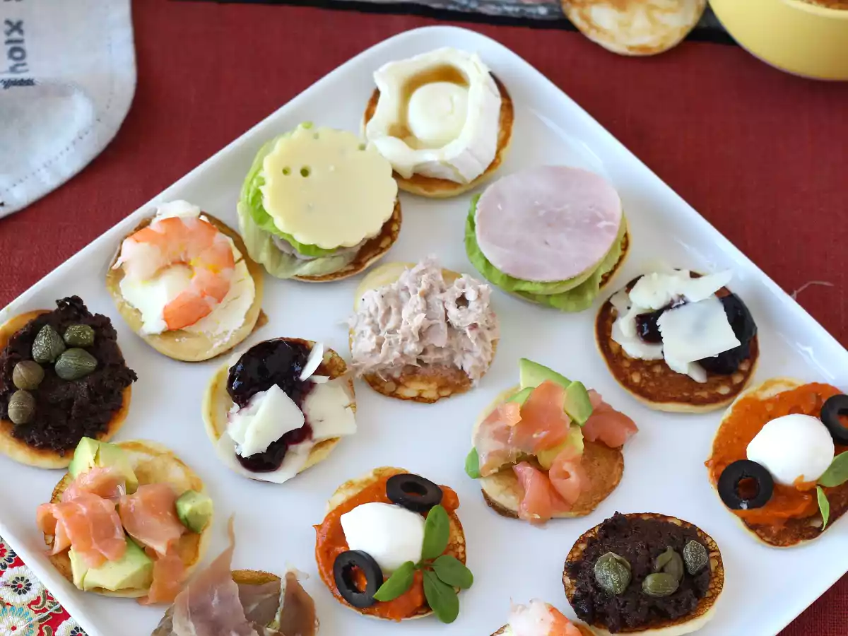 Blini-tarjotin täytteineen, täydellinen monipuolinen aperitiivi juhlakaudelle. - kuva 2