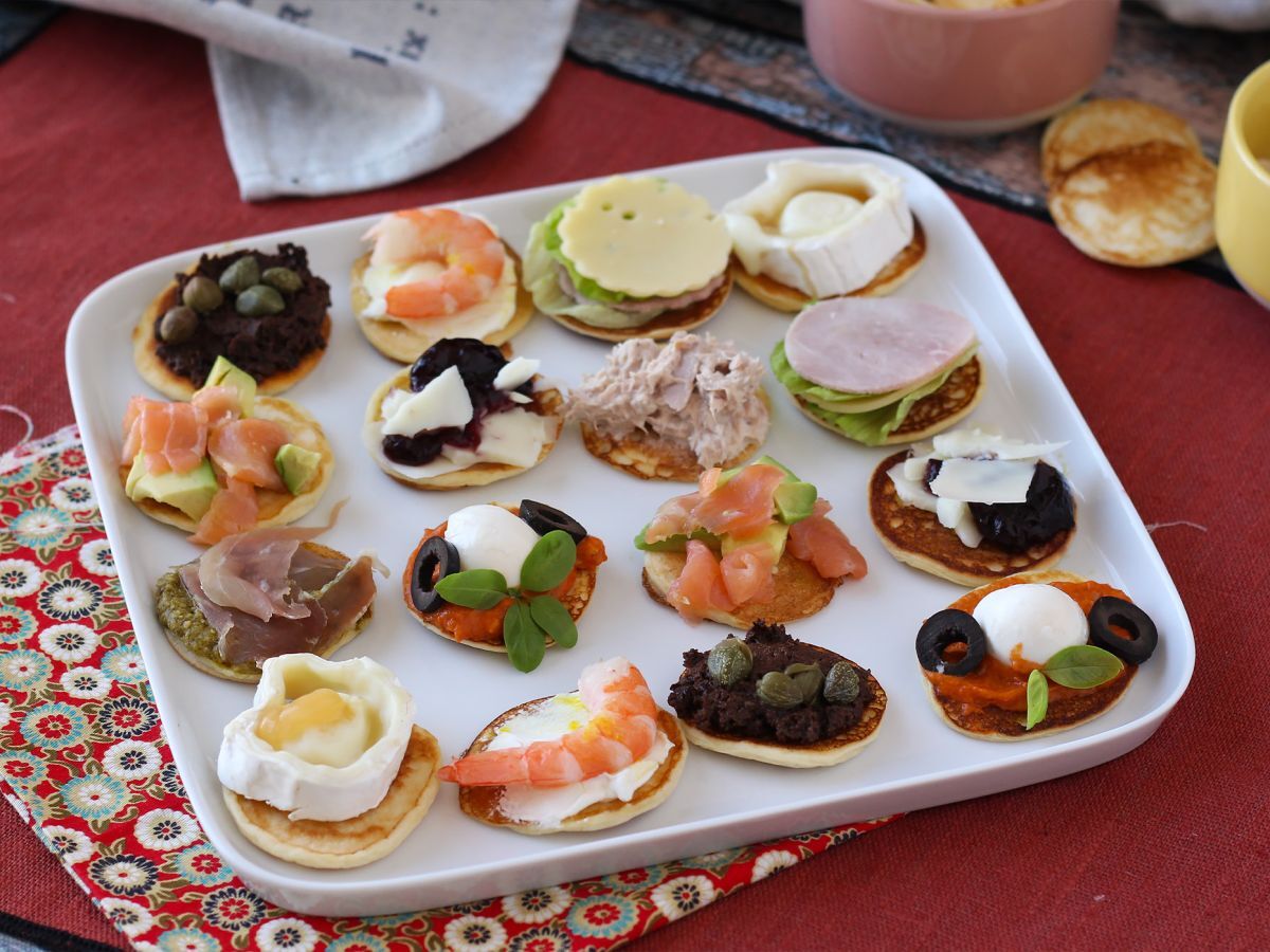 Blini-tarjotin täytteineen, täydellinen monipuolinen aperitiivi juhlakaudelle. - kuva 3