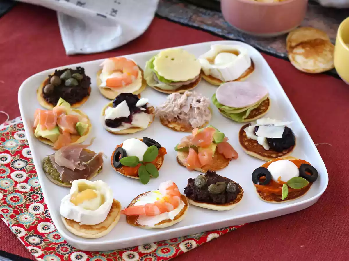 Blini-tarjotin täytteineen, täydellinen monipuolinen aperitiivi juhlakaudelle. - kuva 3