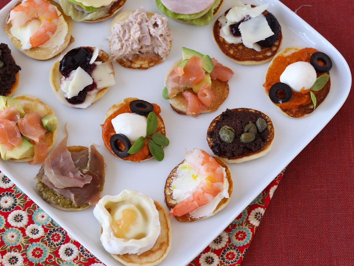 Blini-tarjotin täytteineen, täydellinen monipuolinen aperitiivi juhlakaudelle. - kuva 4