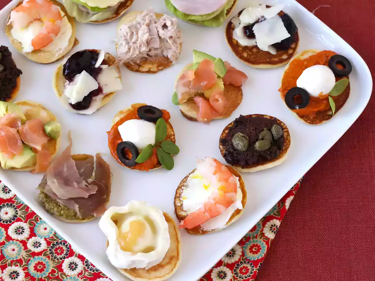 Blini-tarjotin täytteineen, täydellinen monipuolinen aperitiivi juhlakaudelle. - kuva 4