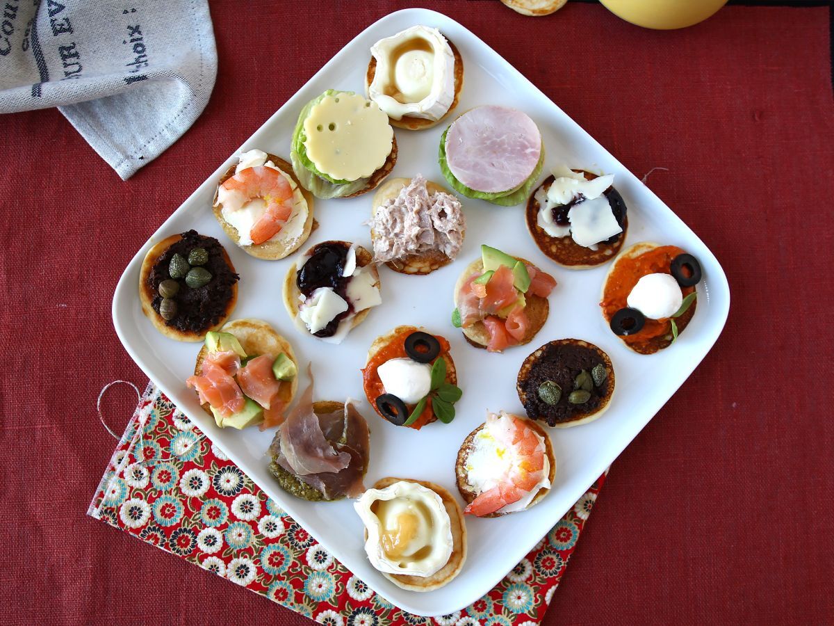 Blini-tarjotin täytteineen, täydellinen monipuolinen aperitiivi juhlakaudelle. - kuva 5