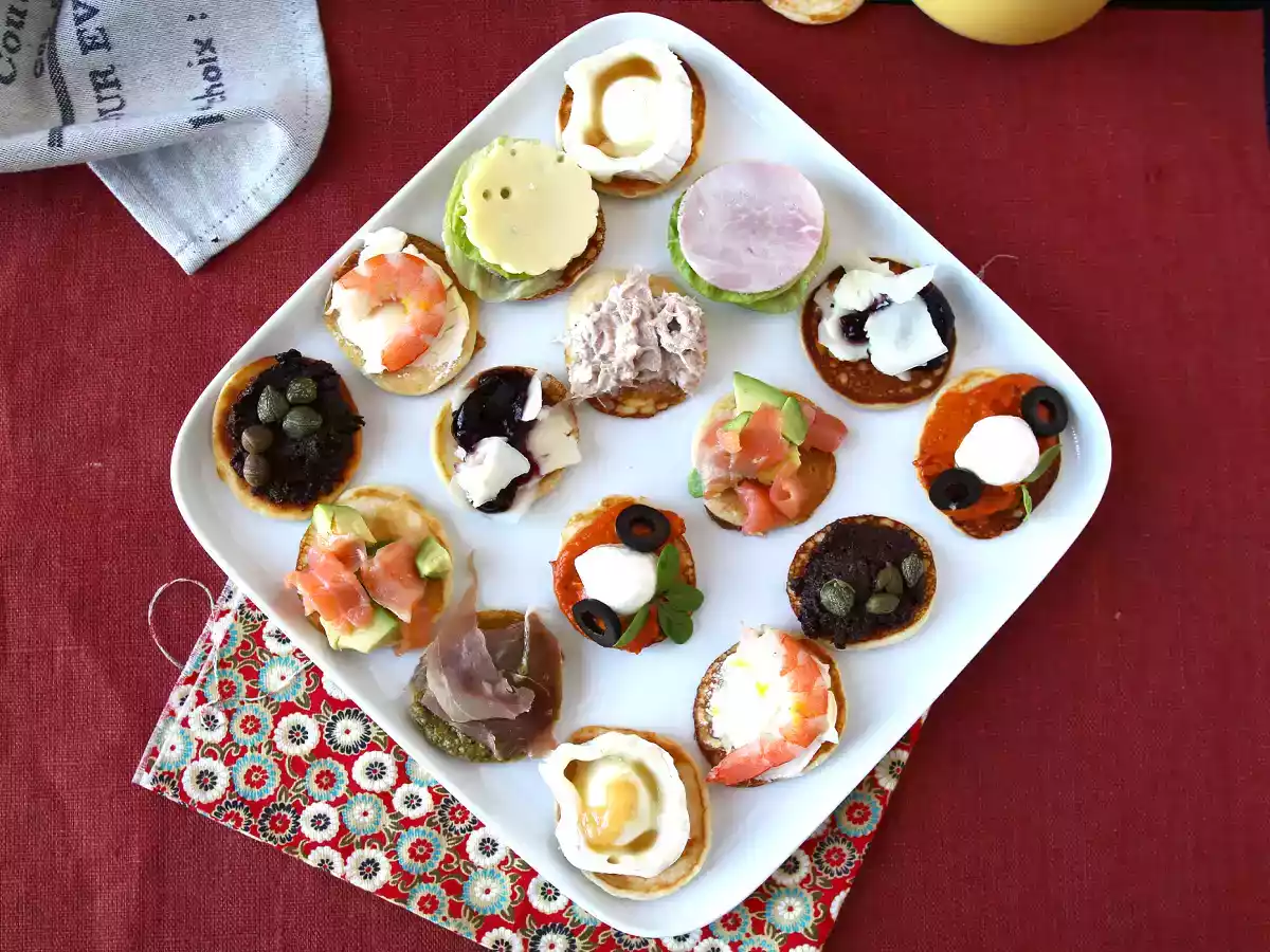 Blini-tarjotin täytteineen, täydellinen monipuolinen aperitiivi juhlakaudelle. - kuva 5
