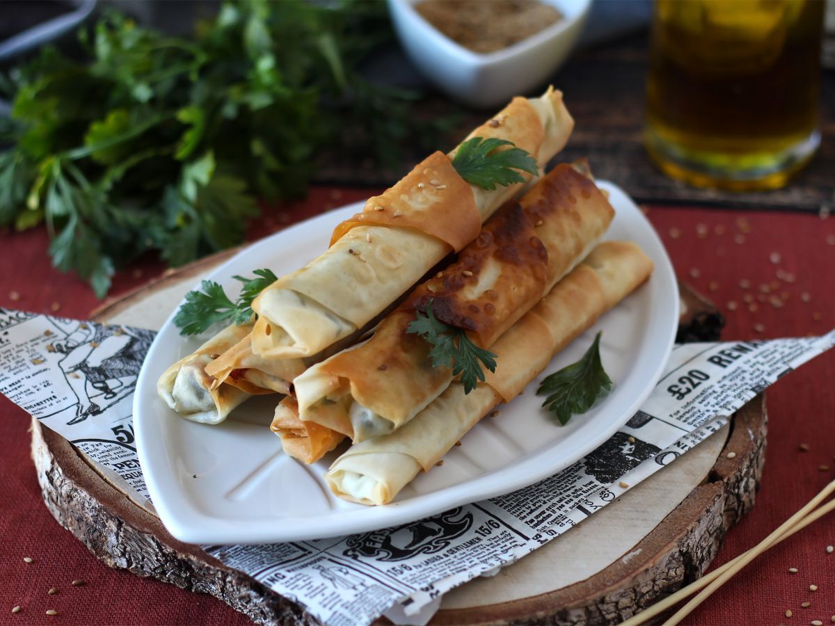 Börek fetajuuston ja persiljan kera