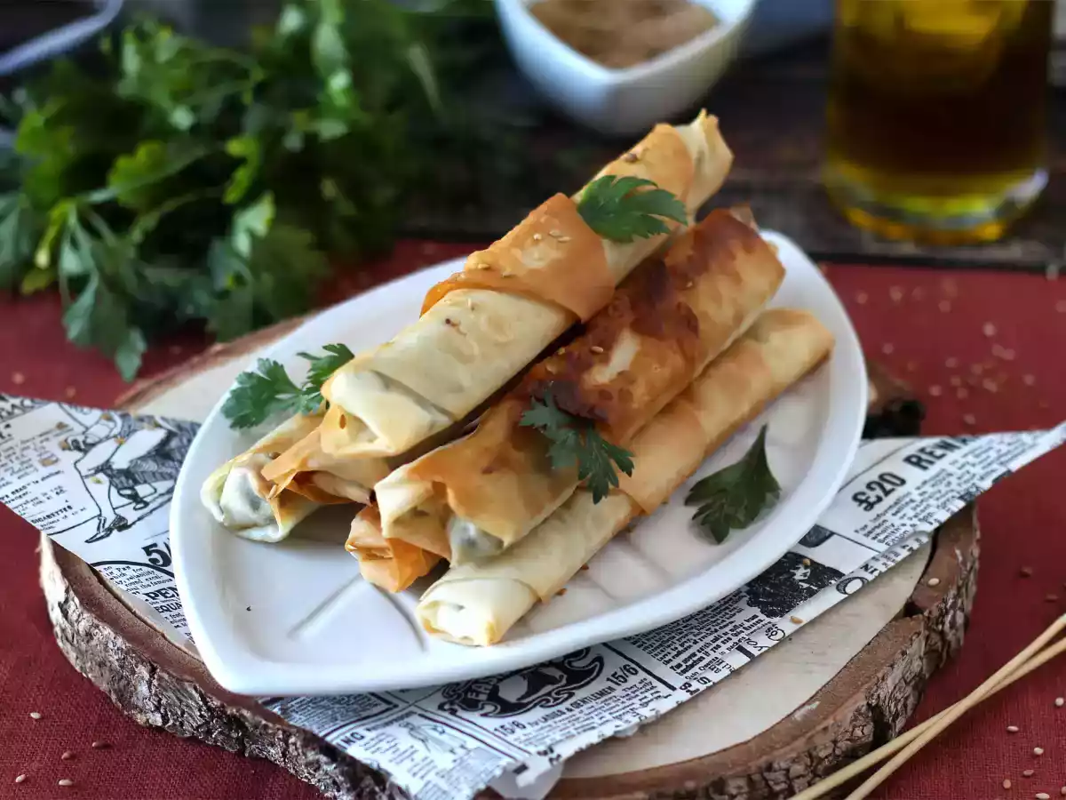 Börek fetajuuston ja persiljan kera