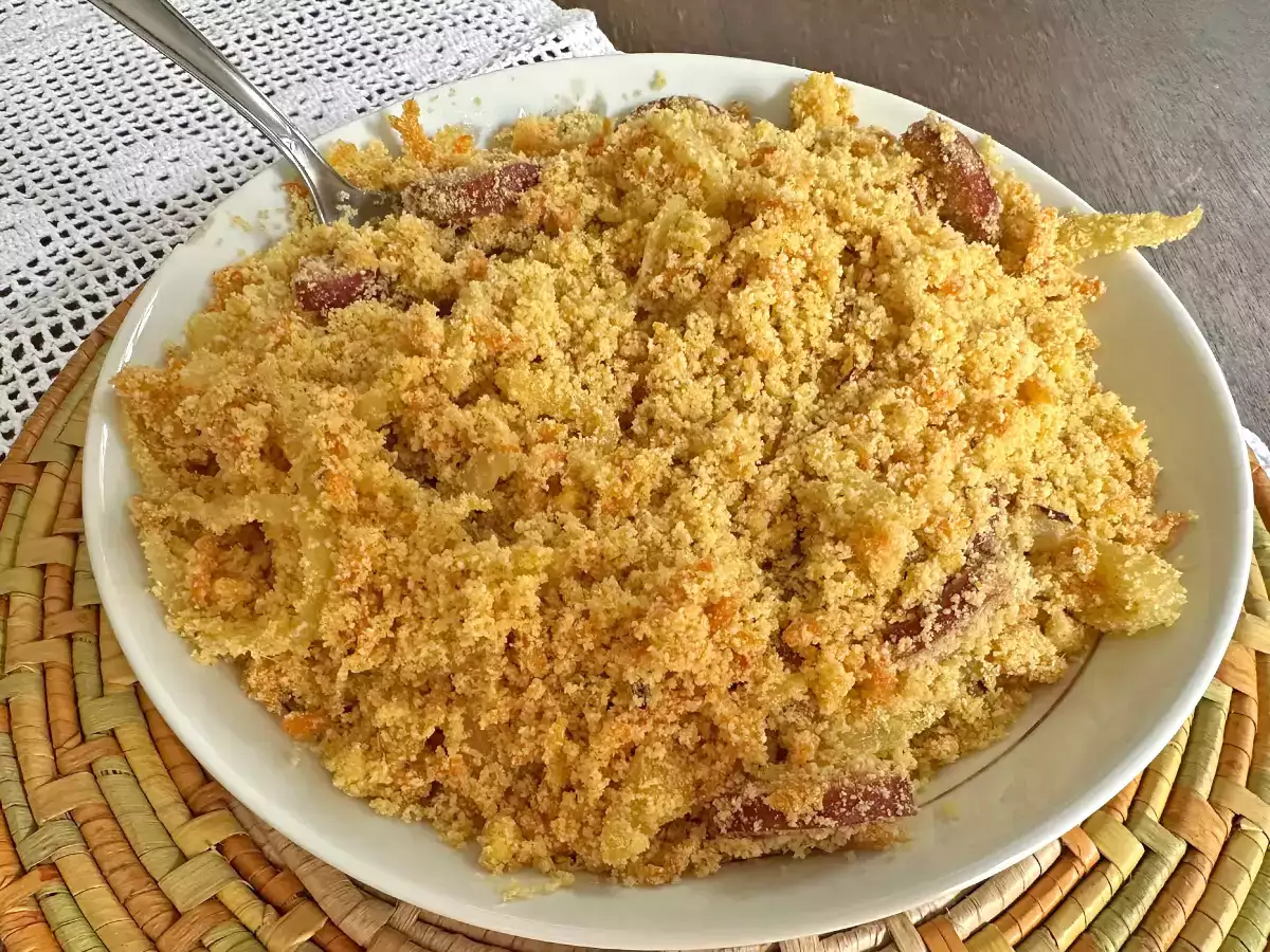 Brasilialainen farofa calabresa-makkarasta, kananmunasta ja porkkanasta - kuva 2