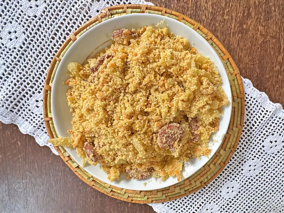 Brasilialainen farofa calabresa-makkarasta, kananmunasta ja porkkanasta - kuva 3