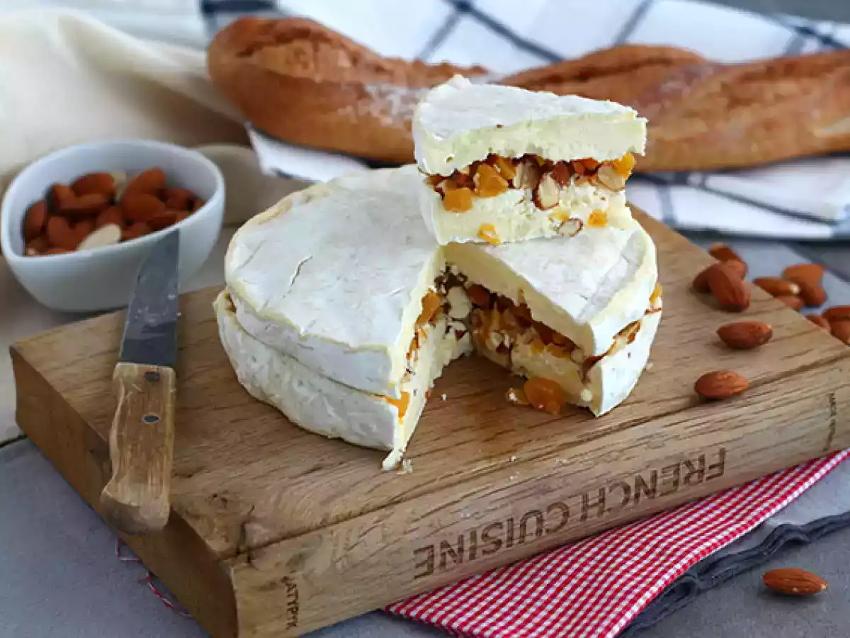 Brie aprikoosi- ja mantelitäytteellä